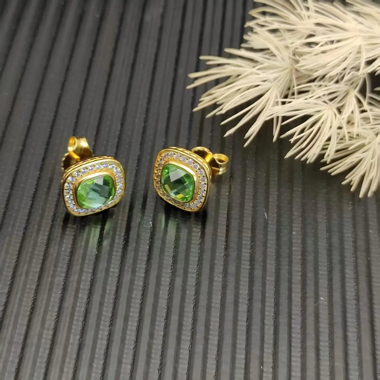 2025 New High-Quality Christmas Elegant and Simple Square Diamond Necklace and Earrings Set - Valentine's Day Gift